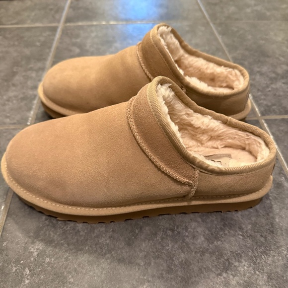 UGG® Classic Slipper (Women) Size 10 - Picture 3 of 5